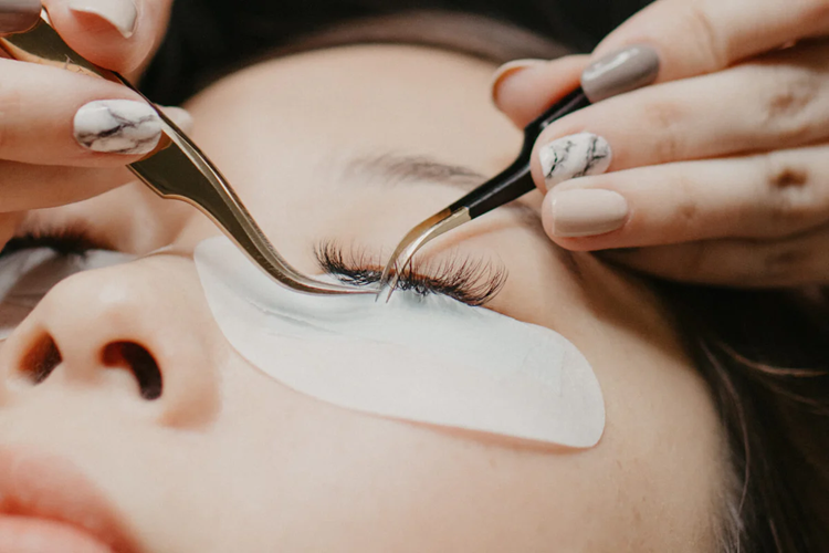 Why To Choose A Professional For Eyelash Extensions